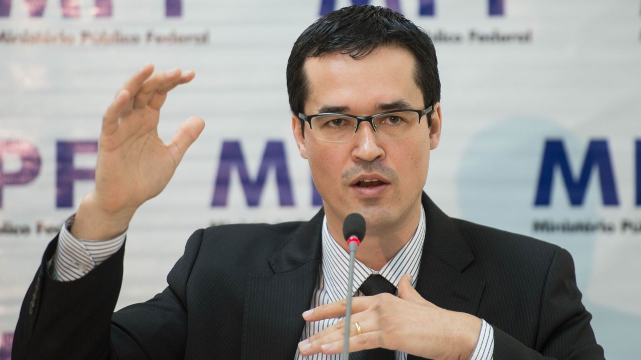 Deltan Dallagnol temia que Moro desse tratamento privilegiado a Flavio Bolsonaro