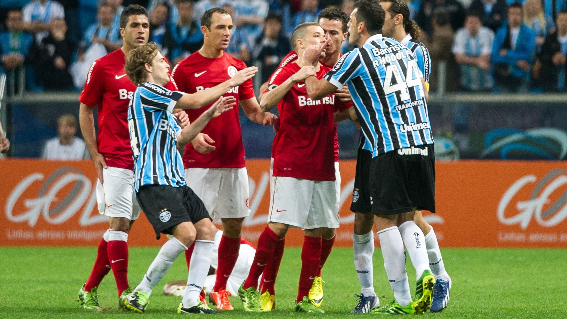 Colorada que atacou mãe e filho durante GreNal tenta justificar sua atitude