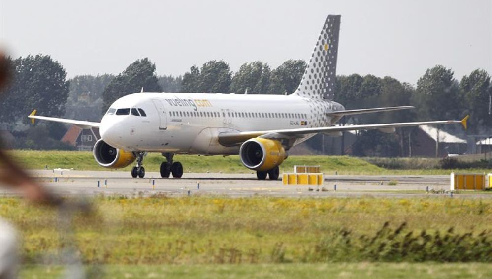 Acusan a Vueling de no permitir volar a una chica por llevar un body muy escotado