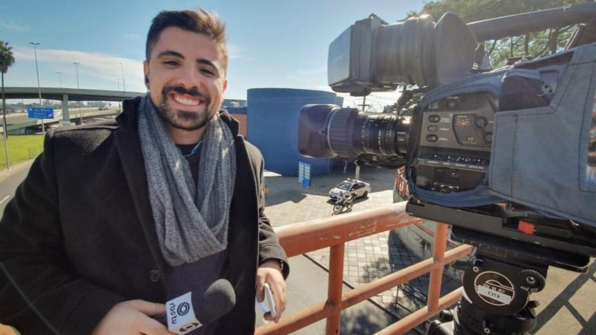 Repórter De Afiliada Da Globo é Derrubado Ao Vivo Durante Entrevista Repórter De Afiliada Da Globo é Derrubado Ao Vivo Durante Entrevista