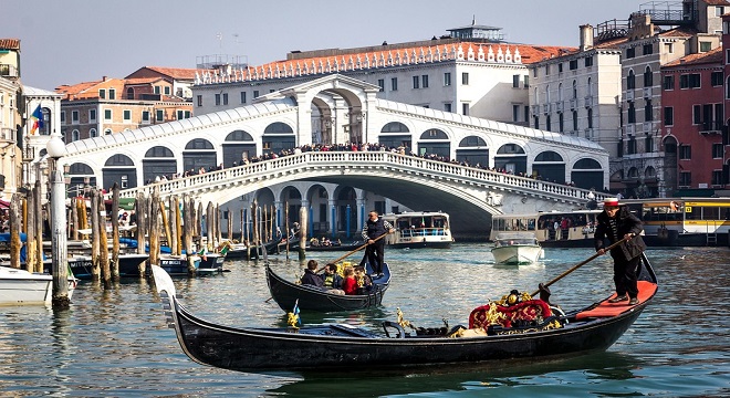 Expulsan a dos turistas de Venecia por prepararse un café en la calle