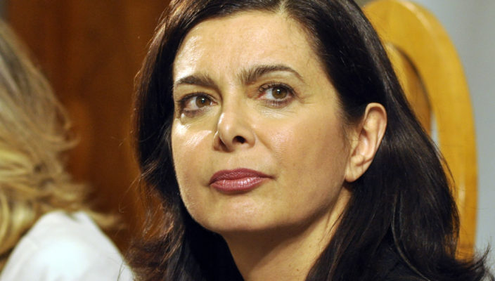 Meluzzi condivide bufala sulla Boldrini, oltre alla figuraccia si becca la querela