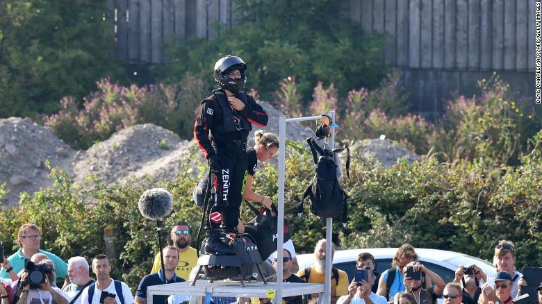 Franky Zapata no pudo cruzar el Canal de la Mancha volando en un 'flyboard'