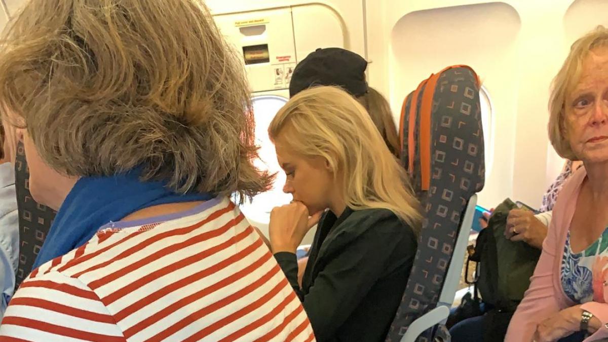 EasyJet pide no publicar una fotografía de una pasajera viajando sin respaldo