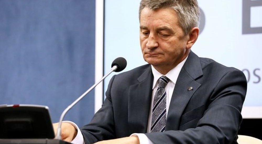 Dimite el presidente del Parlamento polaco por usar el avión oficial en viajes privados