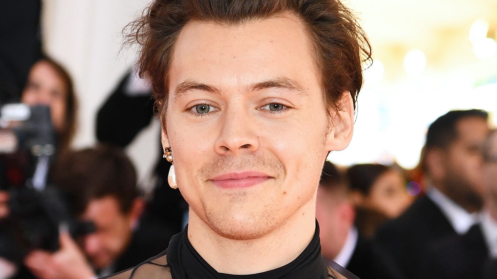 Harry Styles lleva un estilo extravagante en la Gala Met