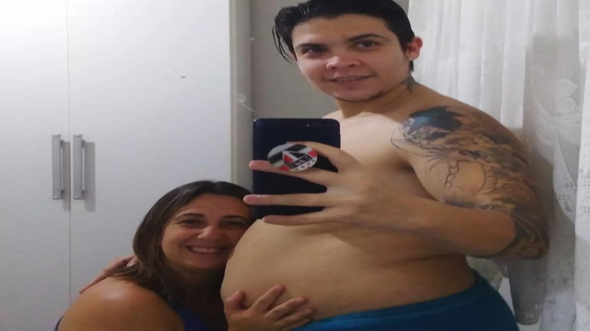 Homem trans decide engravidar para realizar o sonho do casal de ter filhos