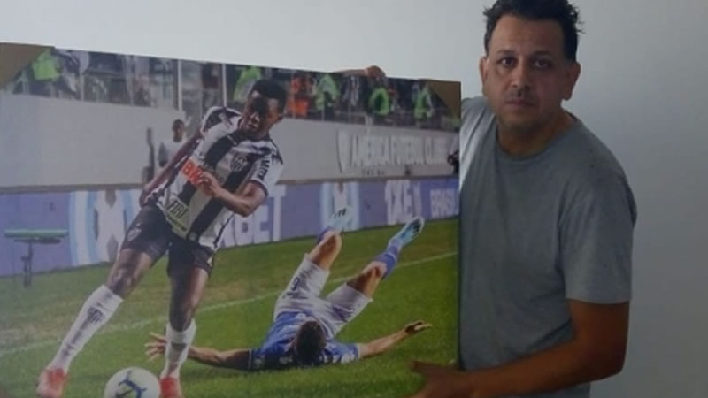 Drible aplicado em rival vira quadro da sala de atleticano Cazares