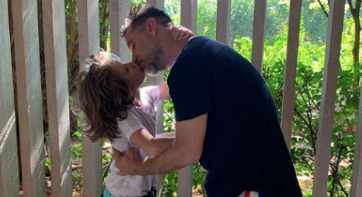 Adriane Galisteu sofre críticas ao publicar foto do marido beijando filho