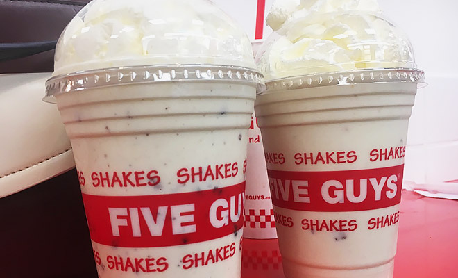'Five Guys' lanza al mercado un nuevo batido de plátano con bacon