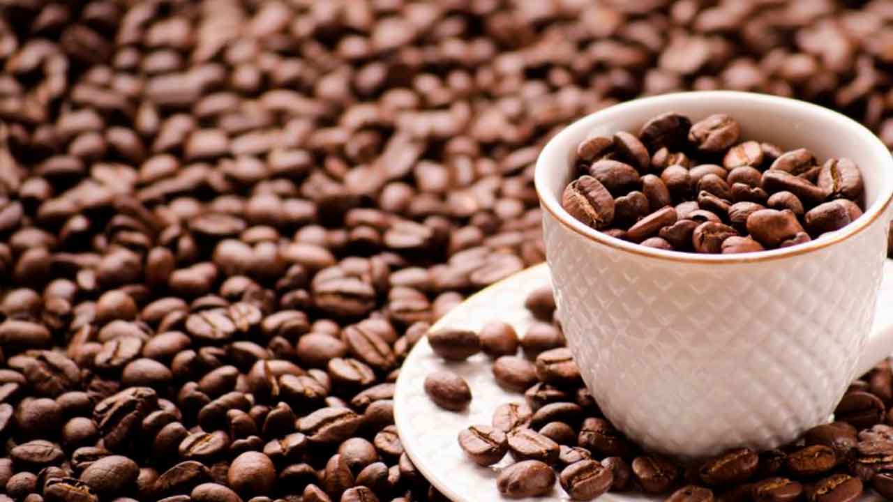 Beber tres tazas de café diarias podría ser el causante de sufrir misgrañas periódicas