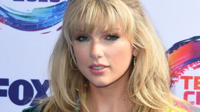 Taylor Swift llega con signos de resaca a la 'Teen Choice Awards' para recoger su premio