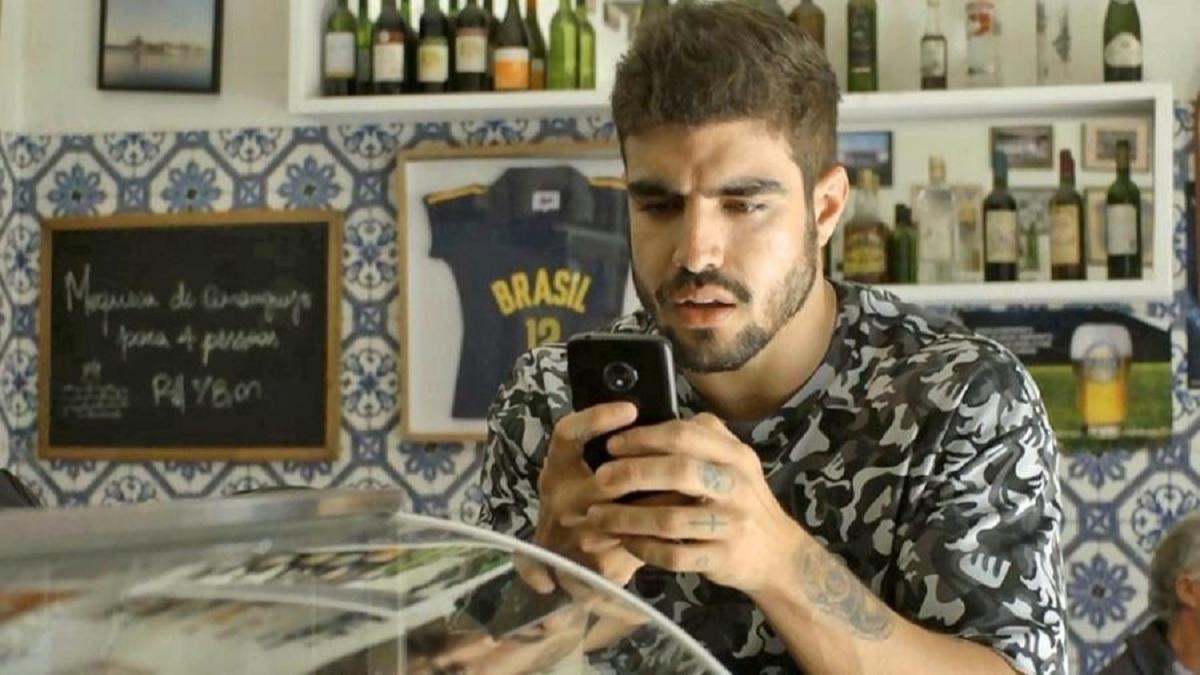 'A Dona do Pedaço': Rock investiga celular de Josiane e descobre caso com Régis