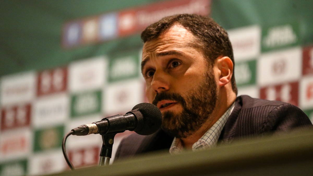 Presidente do Fluminense confirma que clube busca um zagueiro