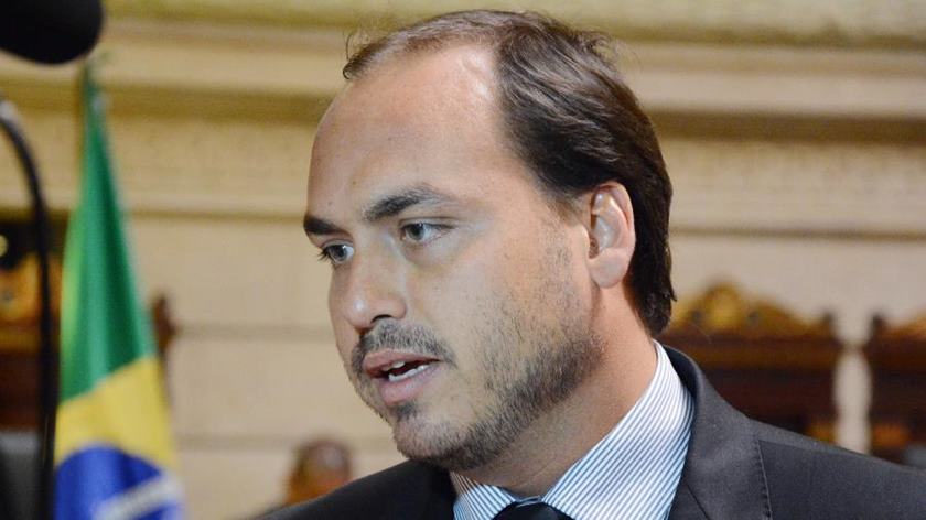 Carlos Bolsonaro se envolve em polêmica no Twitter com Marcelo Freixo