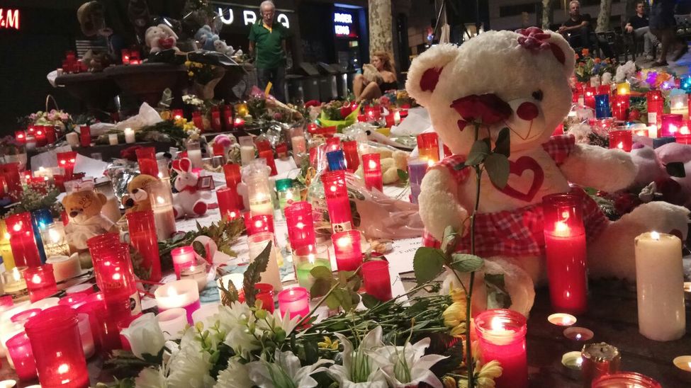 El homenaje a las víctimas del atentado de Barcelona destaca con un total silencio