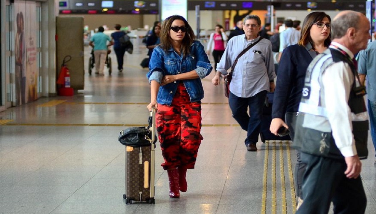 Anitta se irrita com mala perdida e manda a atendente procurar seu nome no Google