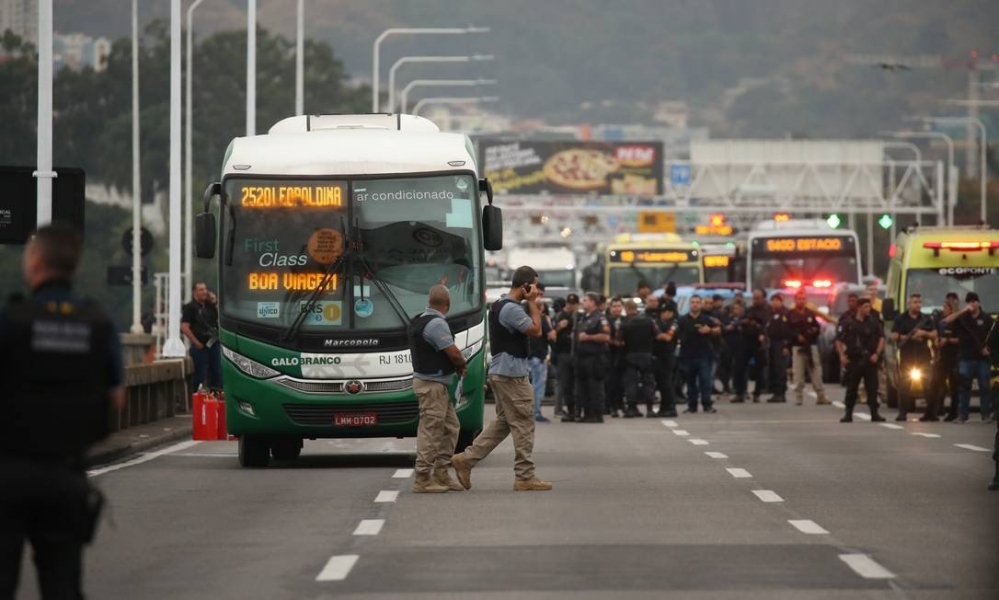 Passageiros são feitos reféns durante sequestro a ônibus no Rio de Janeiro