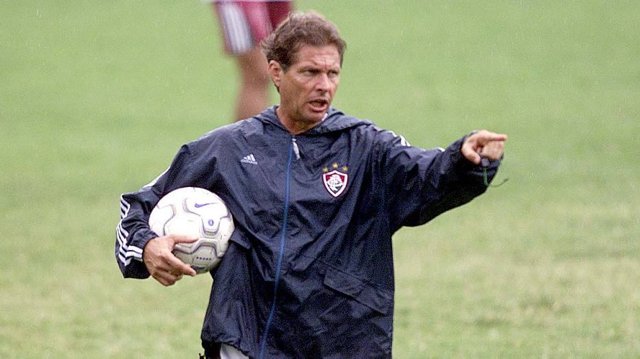 Fluminense anuncia Oswaldo de Oliveira como substituto de Diniz