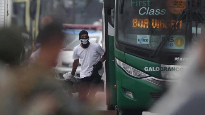 Jovem que sequestrou o ônibus Rio-Niterói tentava tranquilizar os reféns