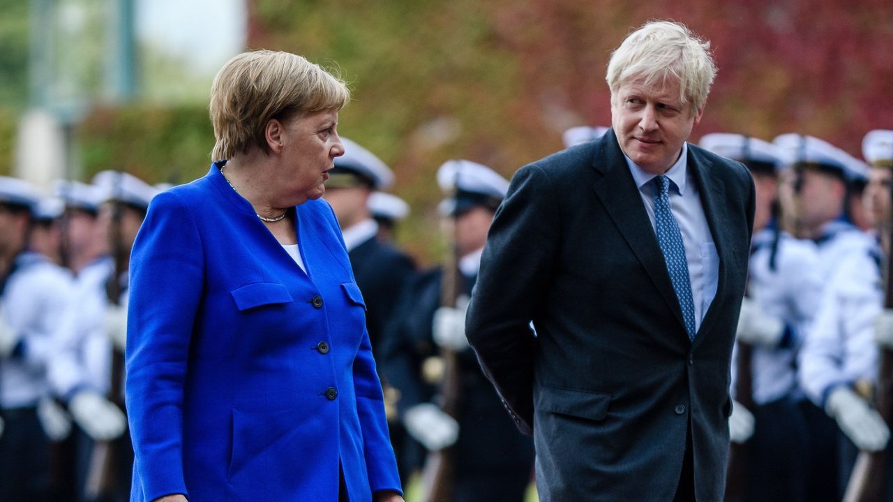 Merkel da 30 días a Johnson para una solución que evite el Brexit duro