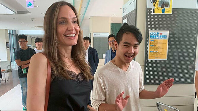 Angelina Jolie acompaña a su hijo, Maddox, en su primer día de universidad