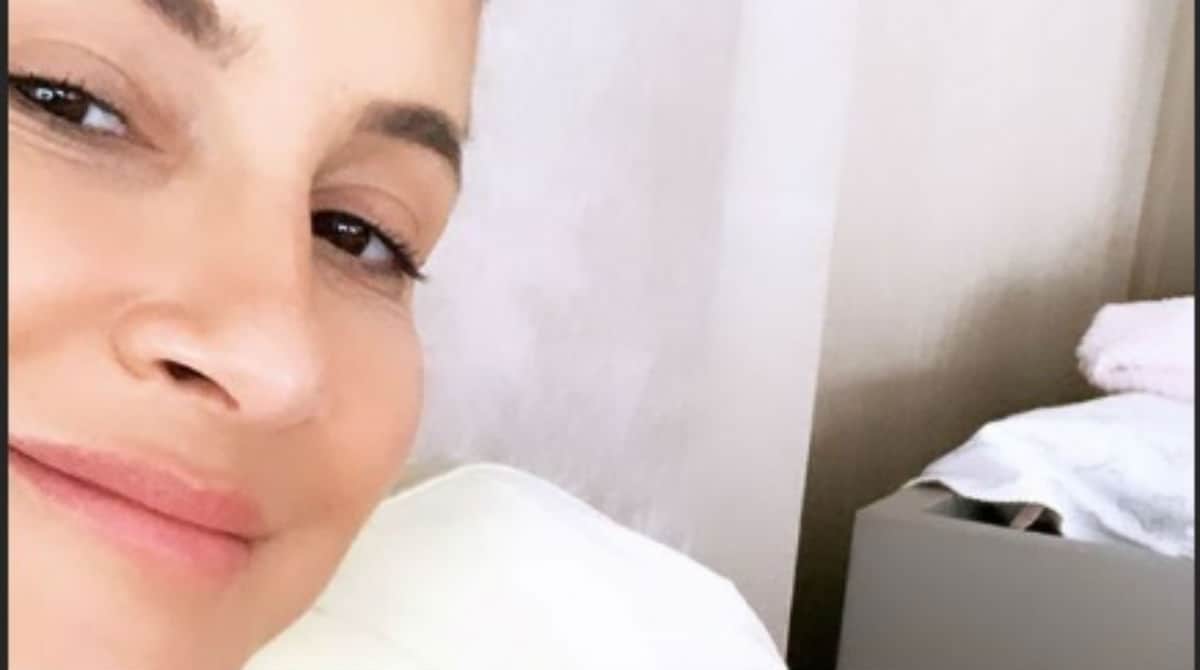 Claudia Leitte deixa maternidade com Bela