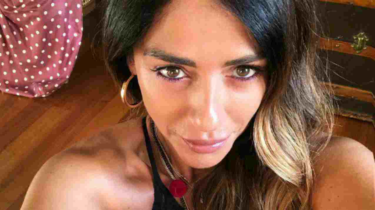 Raffaella Mennoia sbotta su Instagram contro una fan: 'Ti meno forte'