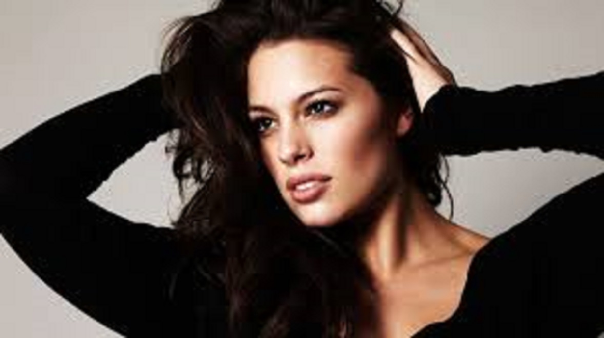 Le top model Ashley Graham assume ses vergetures
