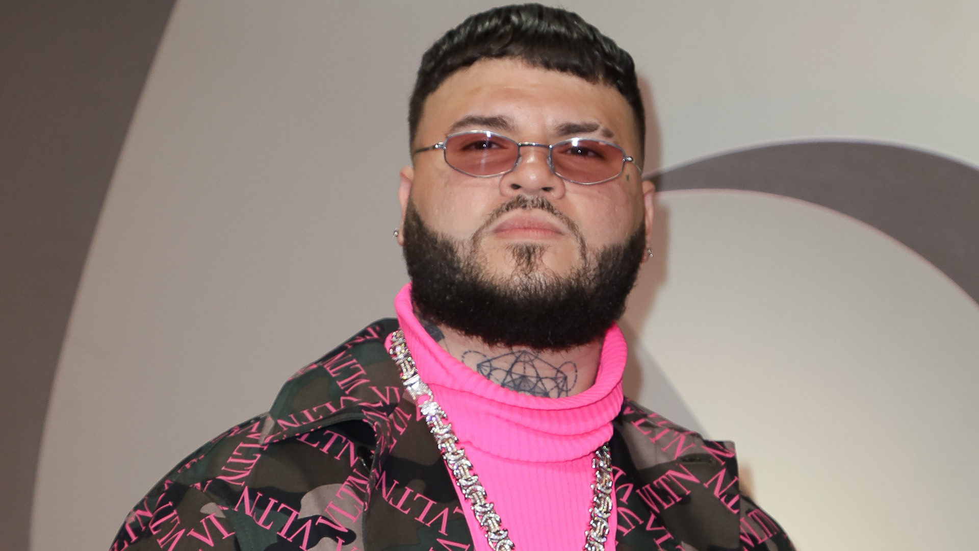 El cantante Farruko pierde el peluquín en plena actuación
