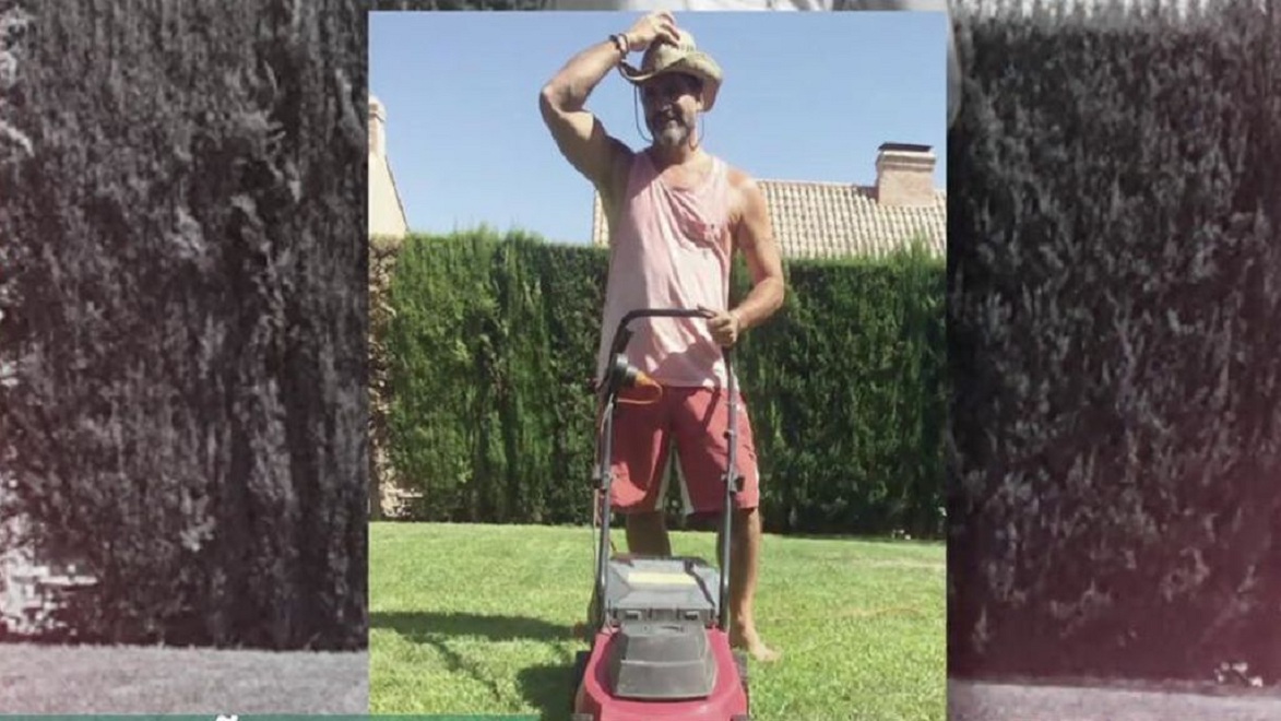 Toño Sanchís desoye la orden de desahucio de Belén Esteban con una foto cortando el césped