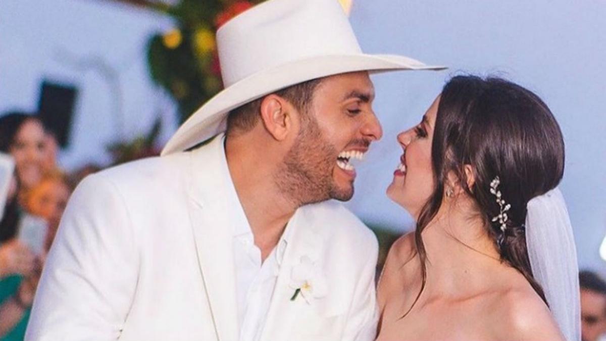 Mano Walter e Débora Silva se casam com presença de muitos famosos