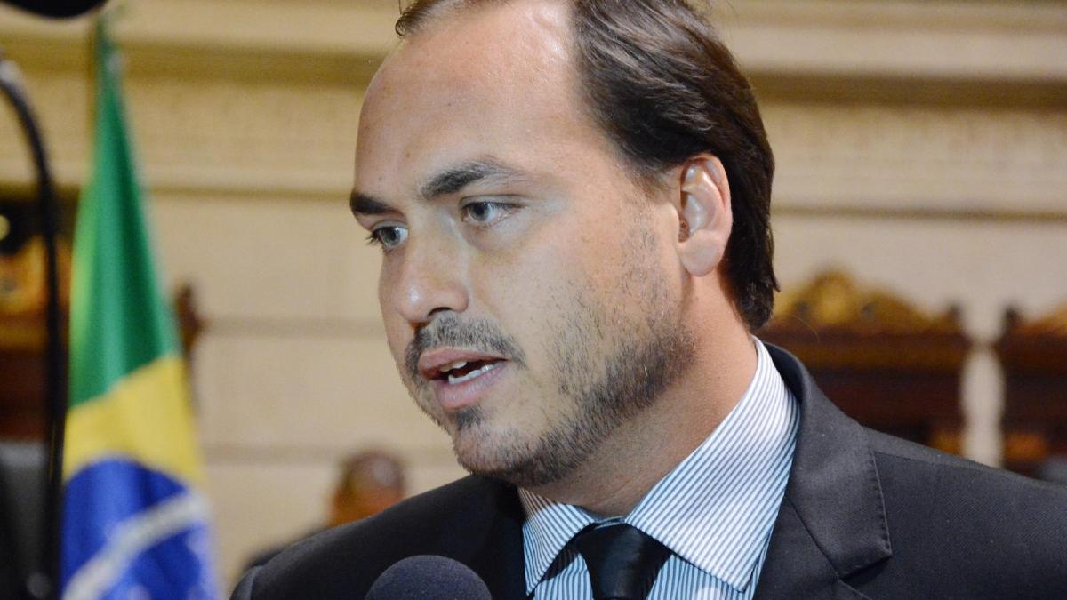 Carlos Bolsonaro diz que transformação por 'vias democráticas' será lenta