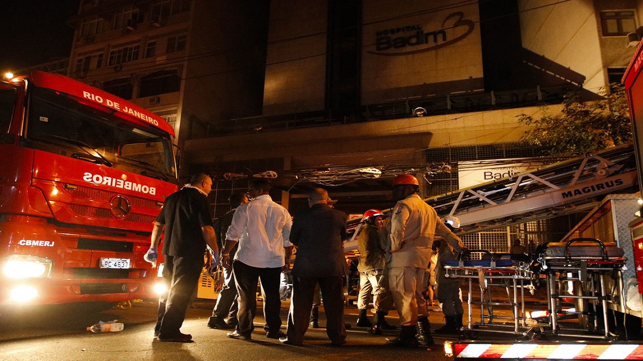 Bombeiros fazem varredura depois de incêndio em hospital