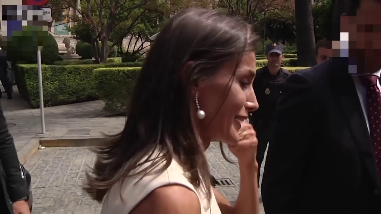 Letizia regaña a un escolta tras tropezar en Sevilla: 'No me has avisado y casi me mato'
