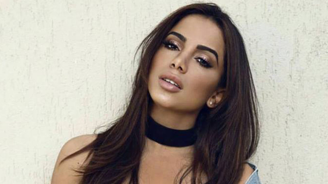 Anitta conhece fã em Ibiza e o leva para casa