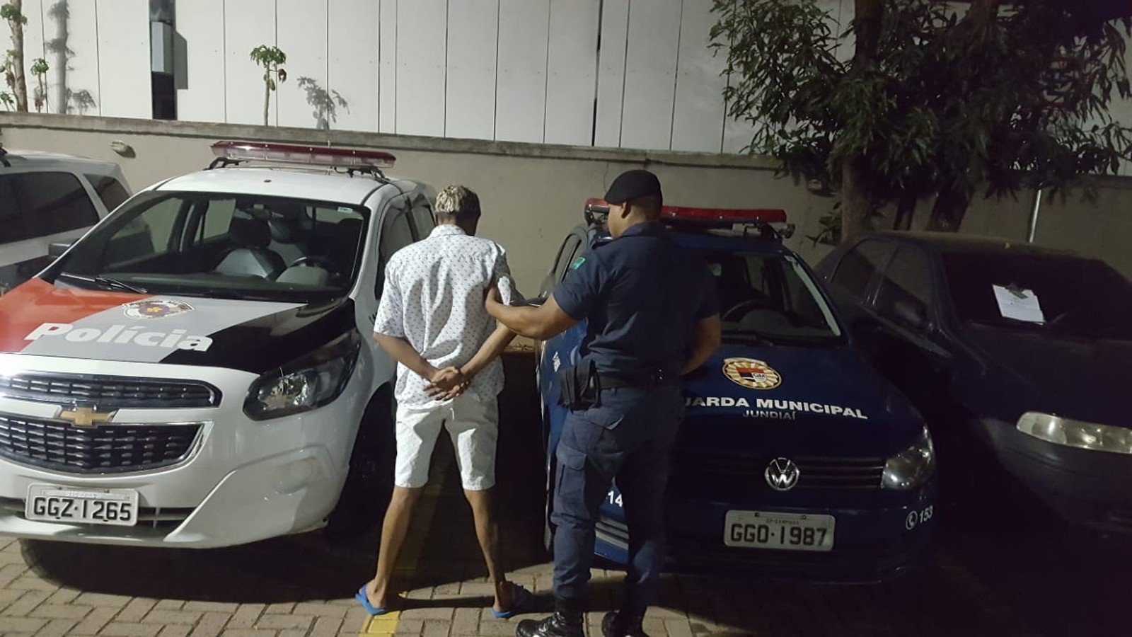Homem é detido após zombar de assassinato de guarda municipal nas redes sociais