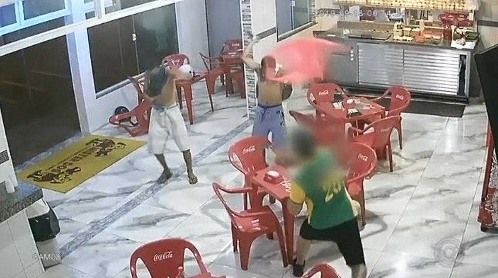 Ladrões levam cadeiradas ao tentarem assaltar lanchonete