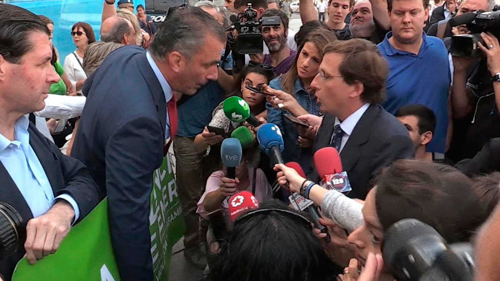 Bronca de Almeida y Ortega Smith en plena calle por la violencia de género