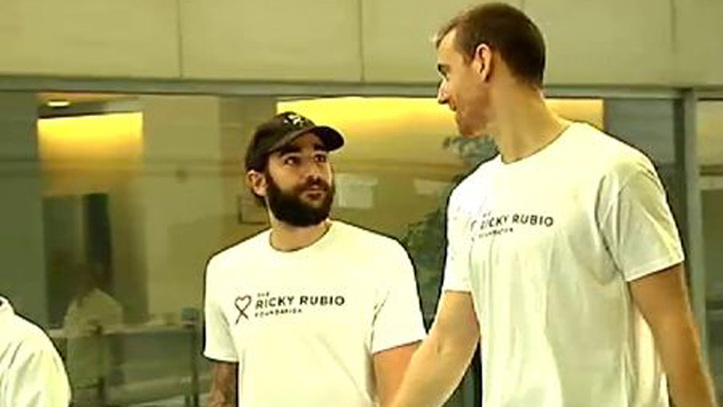 En un hospital barcelonés, Ricky Rubio inaugura una sala para pacientes con cáncer