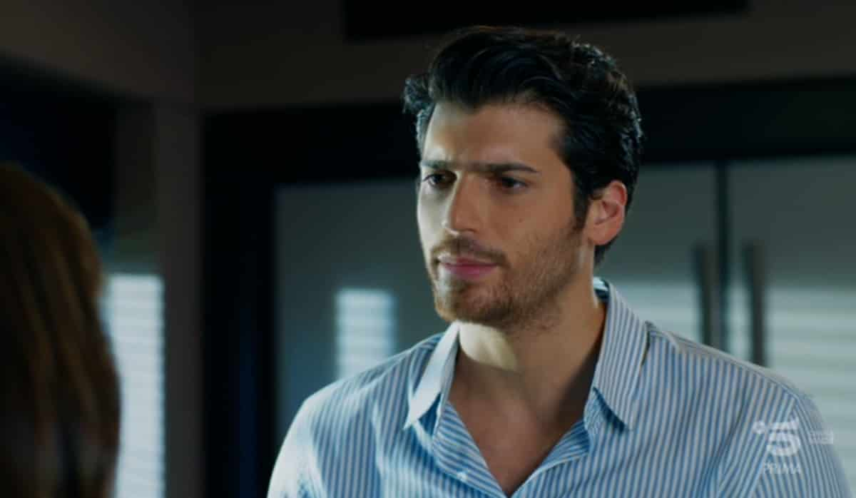 Can Yaman, alias Ferit Aslan, sospende la sua carriera per ...