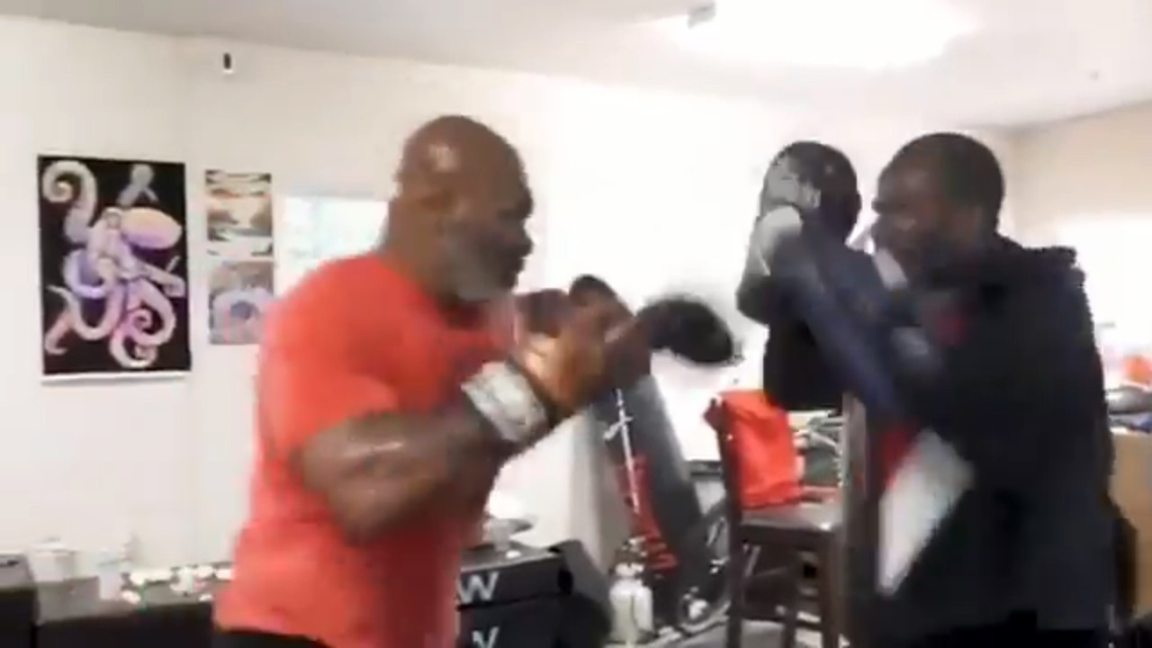 Mike Tyson sul ring stupisce il suo coach 'Ha la potenza e la velocità