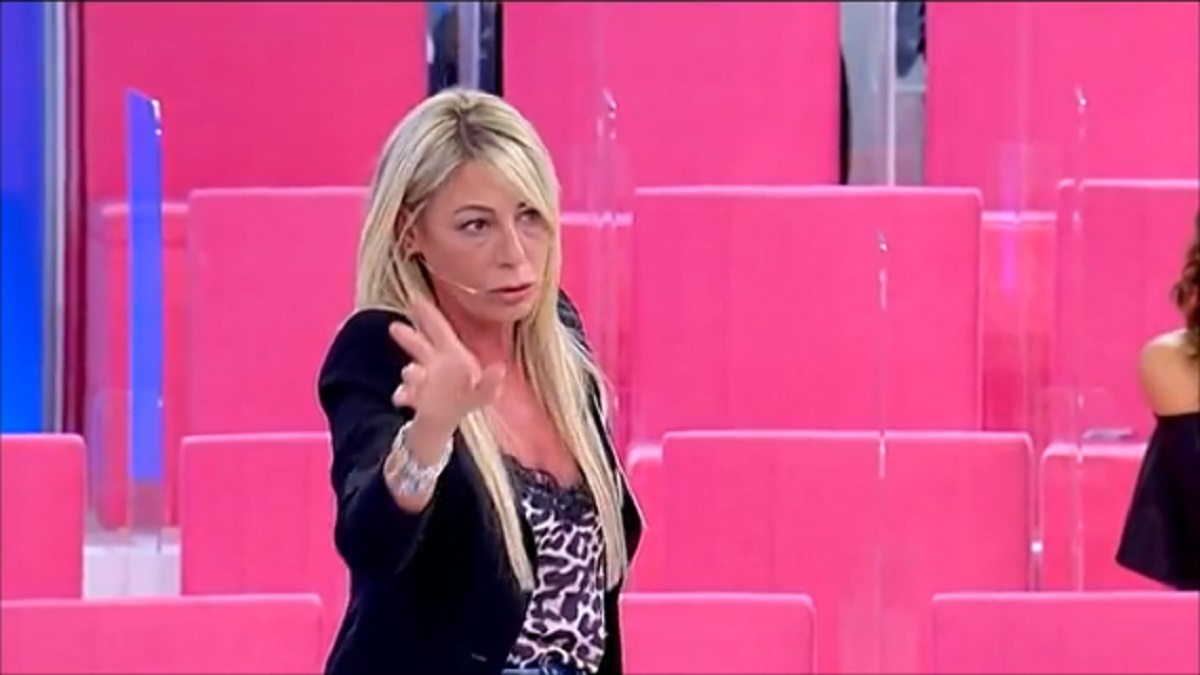 Uomini e donne, Aurora risponde a Sperti 'Mi attacca fin dall'inizio' Uomini e donne, Aurora risponde a Sperti 'Mi attacca fin dall'inizio'