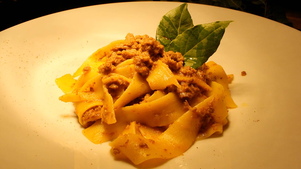 Pappardelle al ragù di cinghiale: un piatto tipico della Toscana