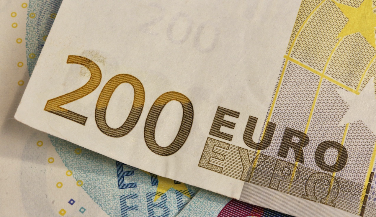 Пошлина свыше 200 евро. 200 Евро. Банкноты евро 200. 200 000 Картинка. Желтая купюра.