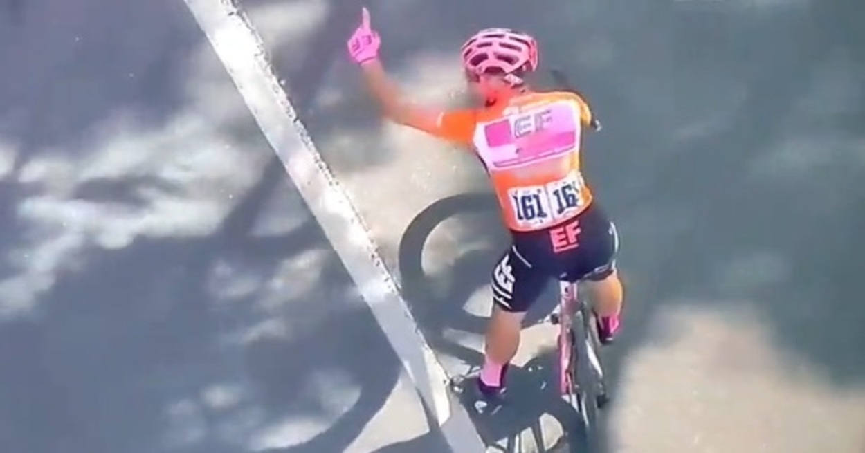 Ciclismo: Alberto Bettiol lancia una borraccia contro il cameraman e si  scusa